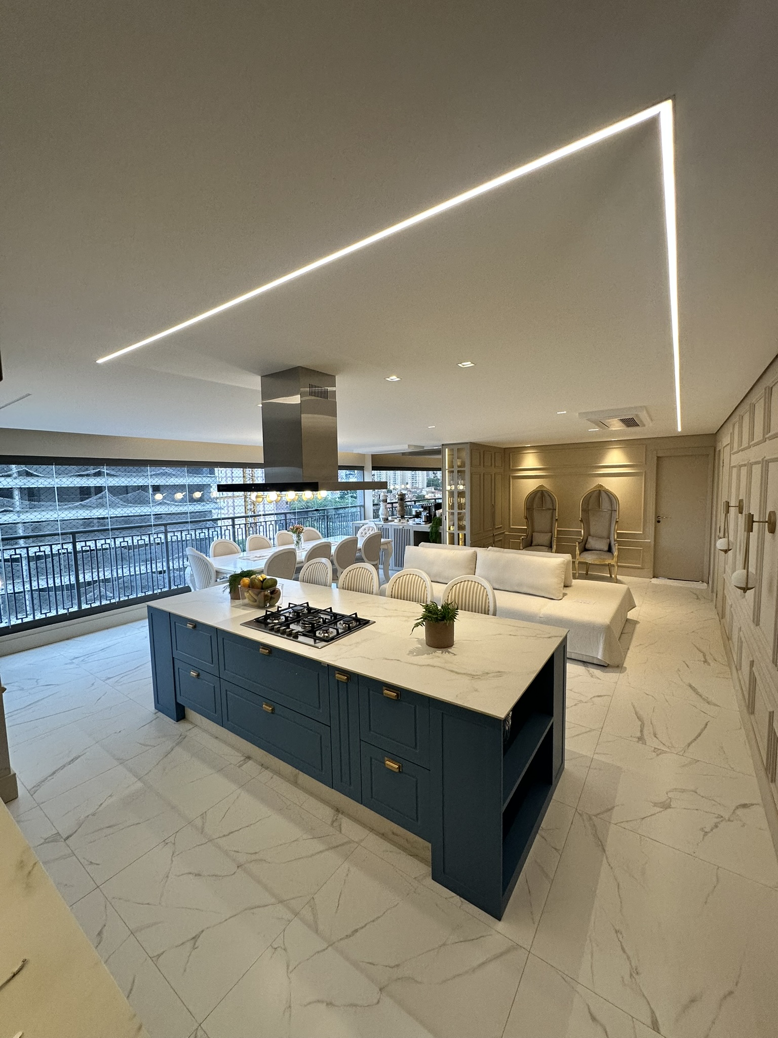 Ambiente moderno reformado com acabamento premium